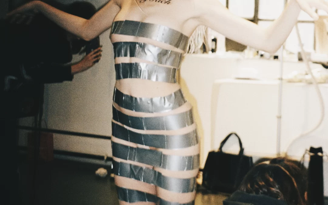 Offstage. AVAVAV: stress, creatività e l’arte dell’incompleto nella collezione SS24.