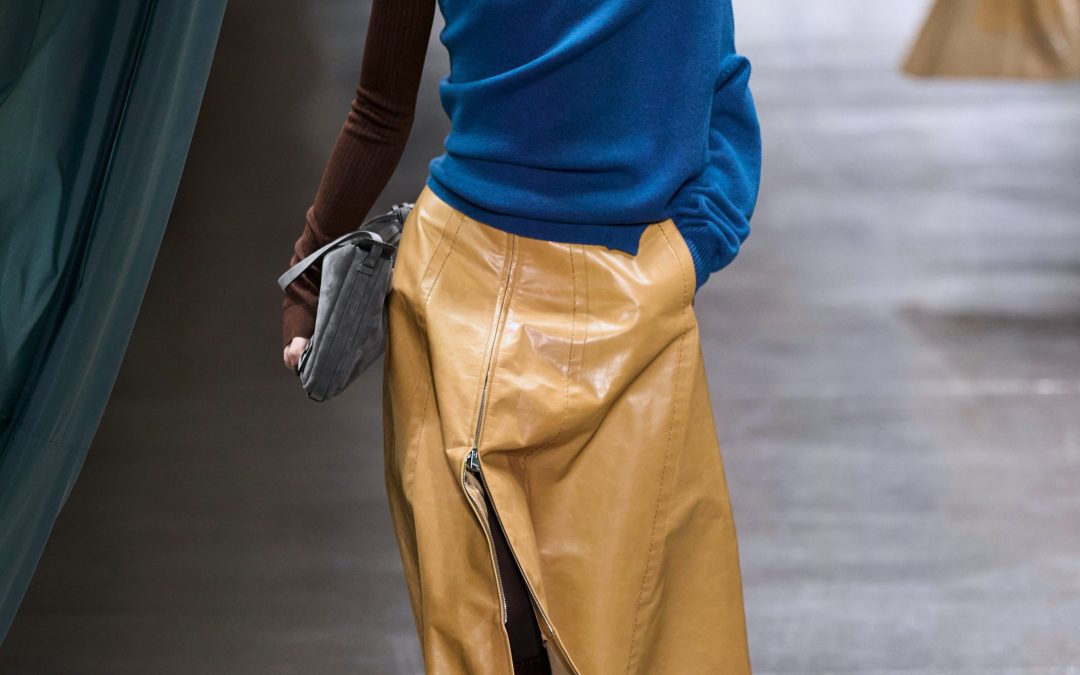 Fendi FW24: un viaggio tra Roma e Londra negli anni Ottanta