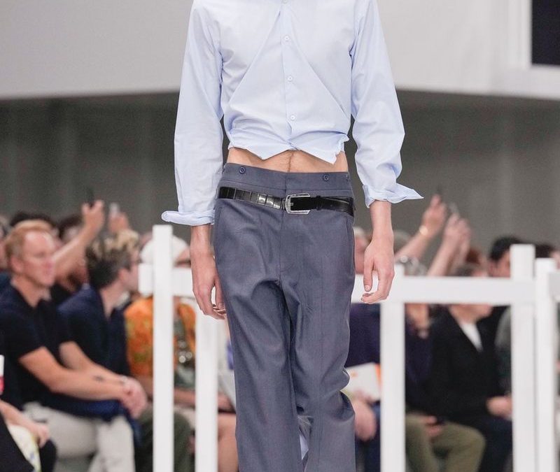 Prada Uomo SS25: l’illusione del reale  