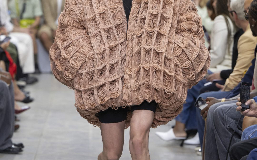 Jw Anderson Uomo SS25 e Resort Donna 2025: un viaggio onirico di moda e creatività