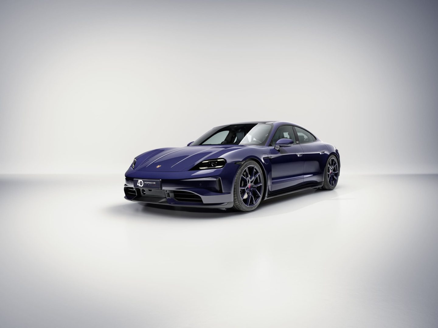 Ferragamo X Porsche: i due marchi collaborano per il 40° anniversario di Porsche Italia