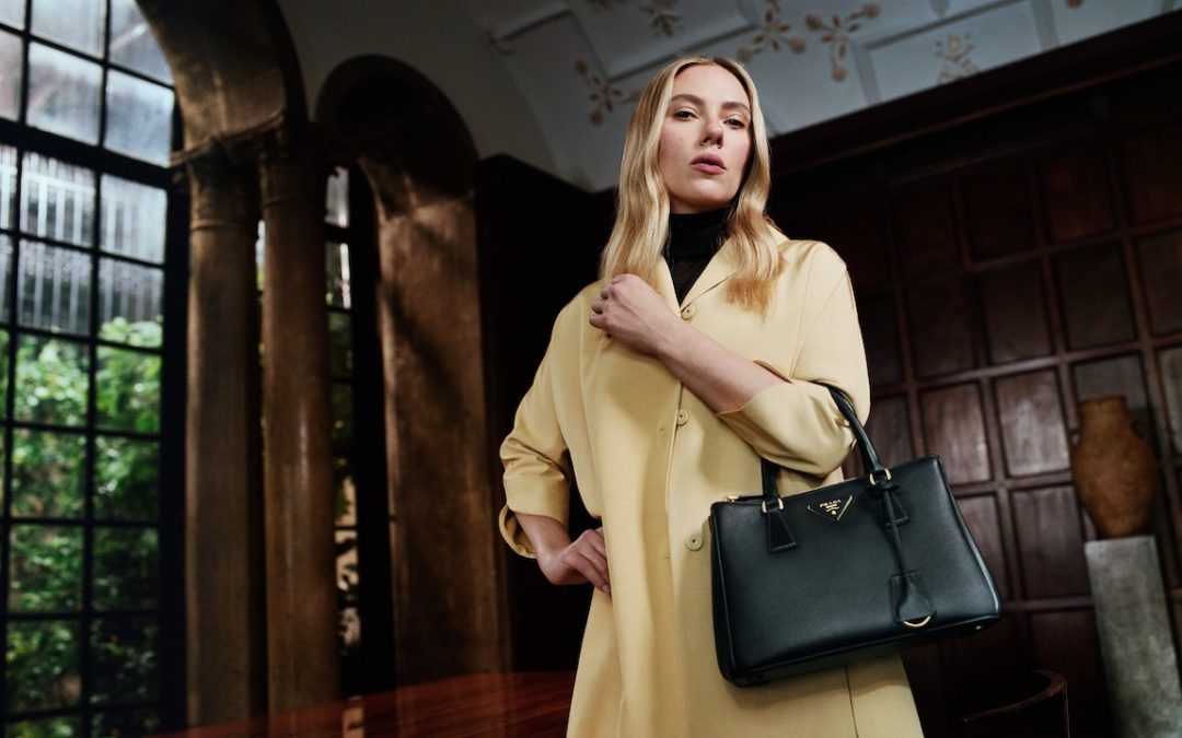 Prada sorprende con la nuova campagna diretta da Yorgos Lanthimos, protagonista Scarlett Johansson