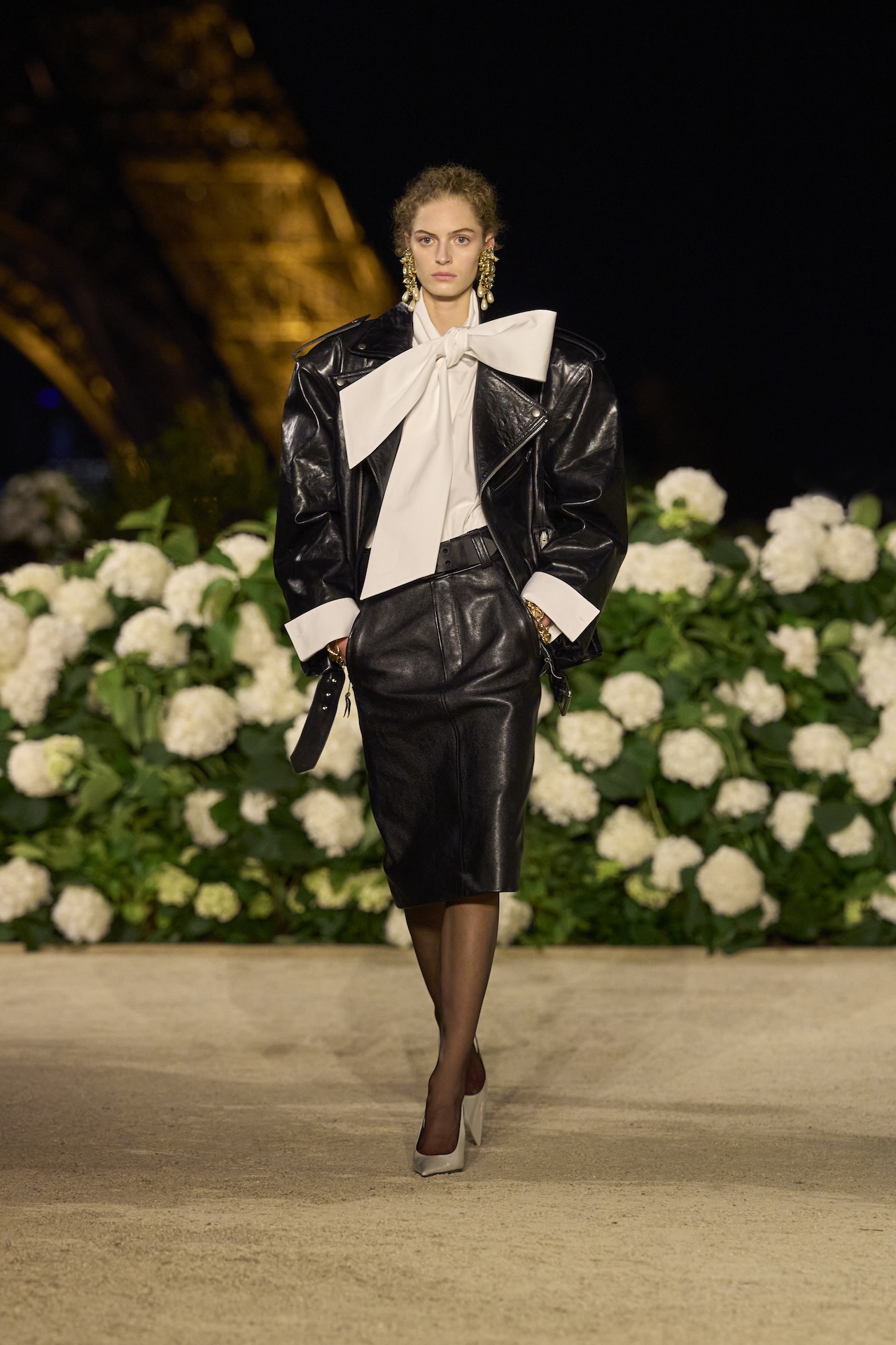 I fiori di Saint Laurent dipingono la notte: la bellezza plurale della nuova collezione SS 2026 