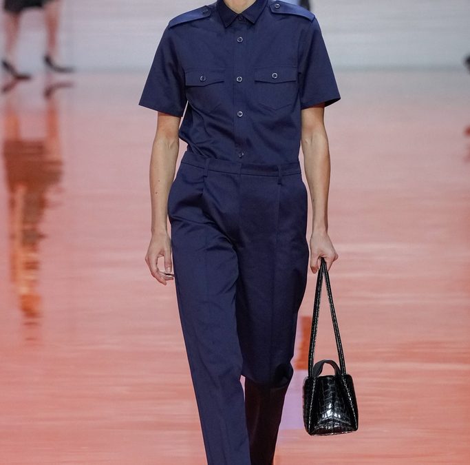 Le uniformi esistenziali di Prada: incertezze presenti e riadattamento futuro 