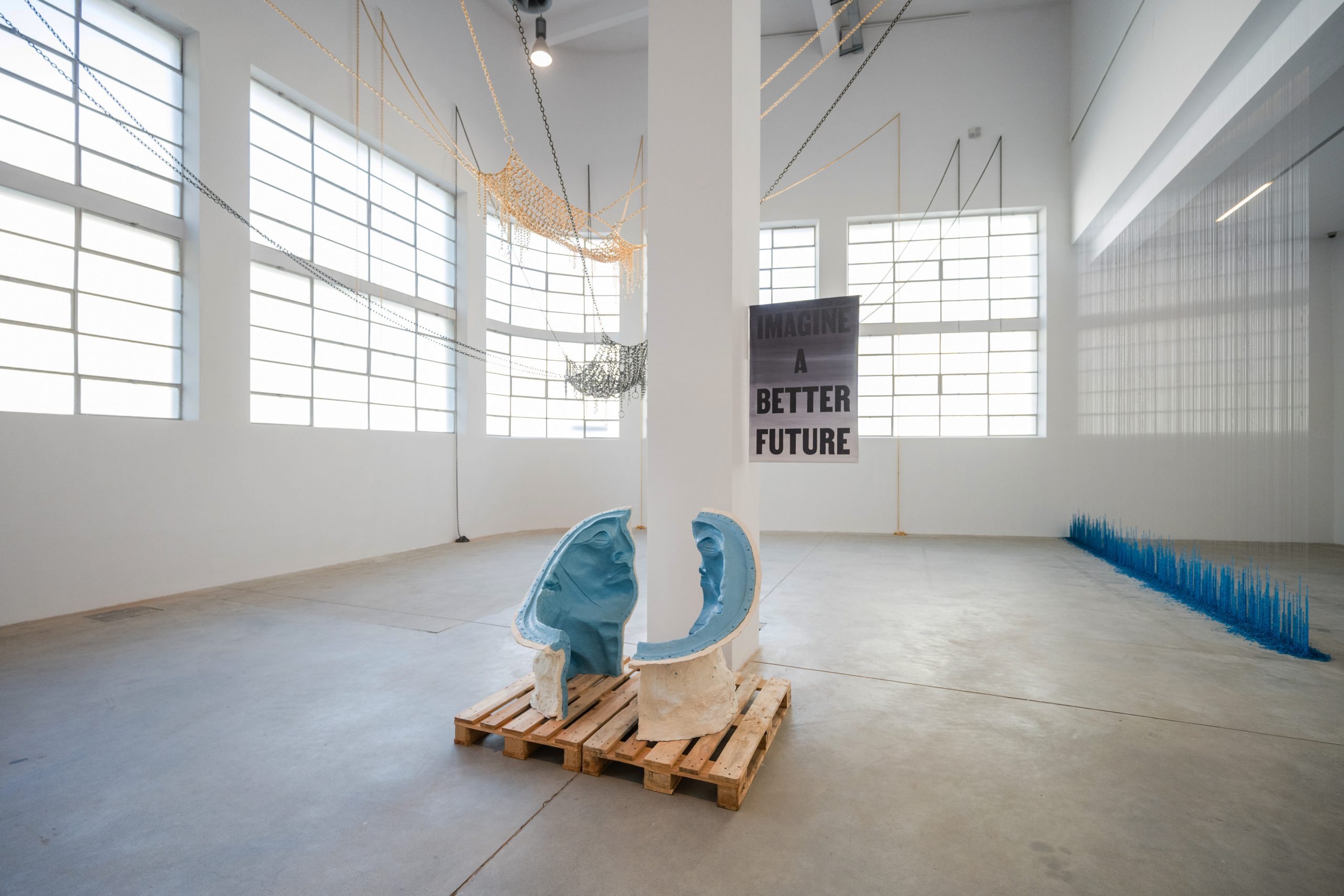 Veduta della mostra
(Rossella Biscotti, Le Teste in Oggetto, 2015, Monica Bonvicini, And Rose (gold), 2024; And Rose (black), 2024, Latifa Echakhch, Untitled (Tears Fall), 2025)