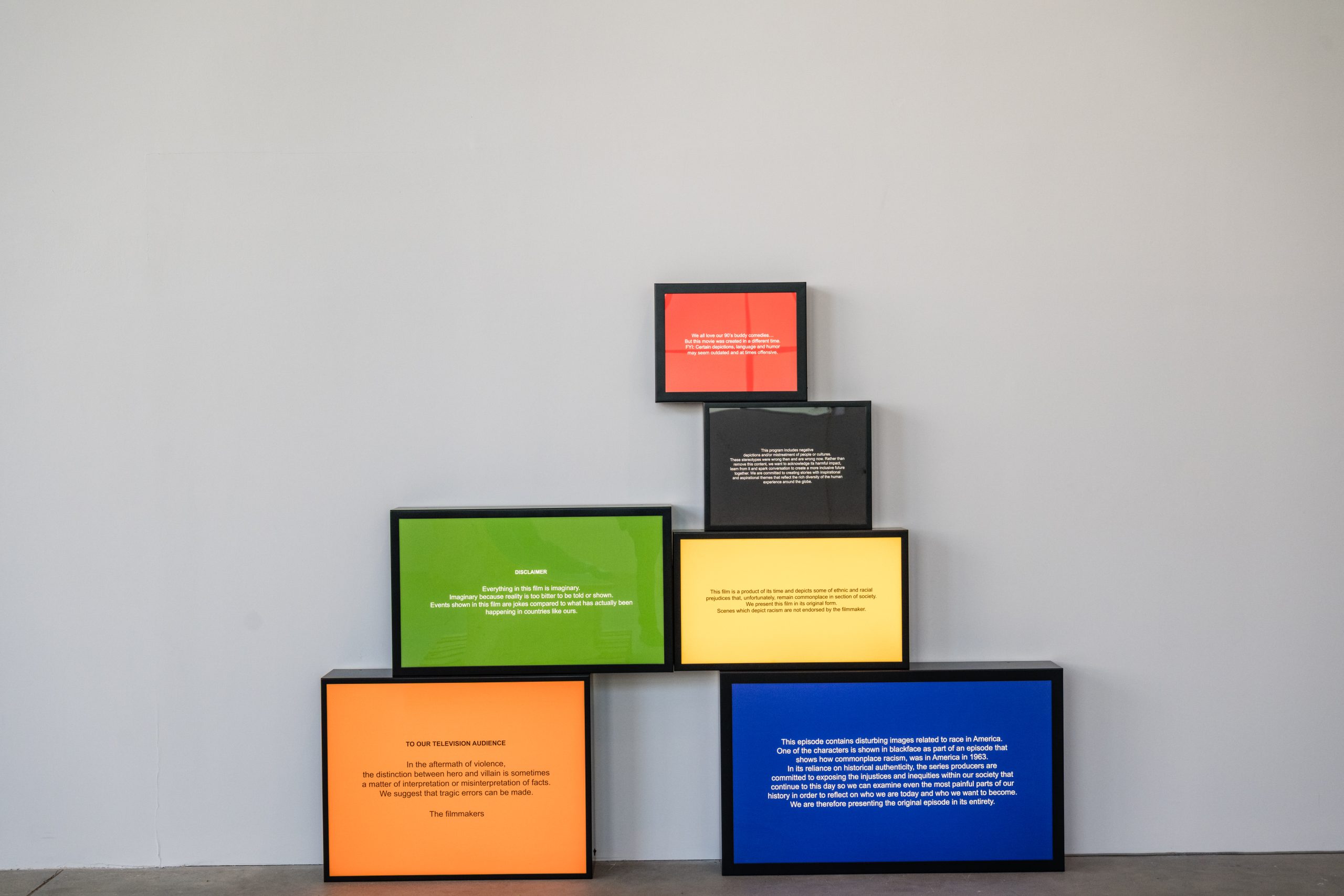 Opera di Zineb Sedira , Disclaimers, 2023.