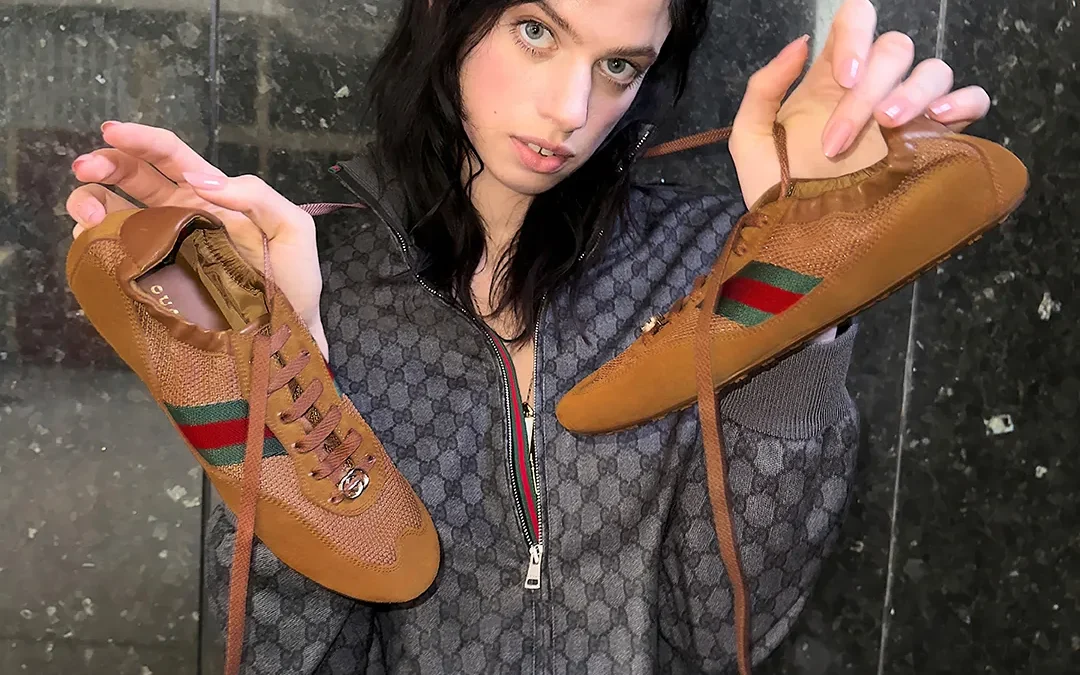 Le Flat sneakers conquistano la moda: dalle Onitsuka Tiger di Versace alle nuovissime Gucci Shift 