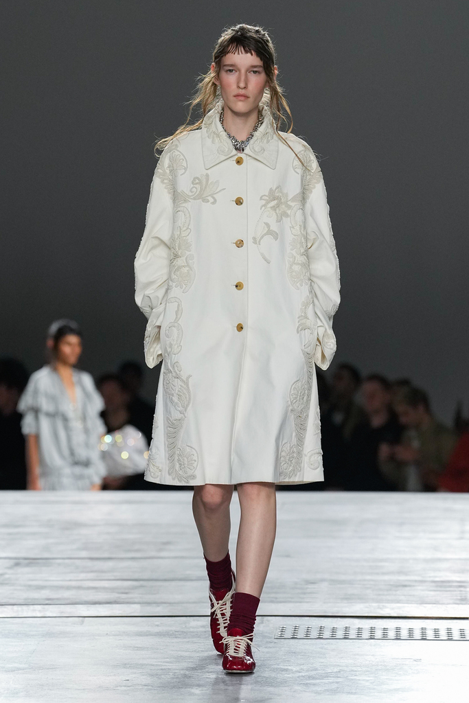 Dries Van Noten: l’ottimismo nostalgico della collezione SS 2026 