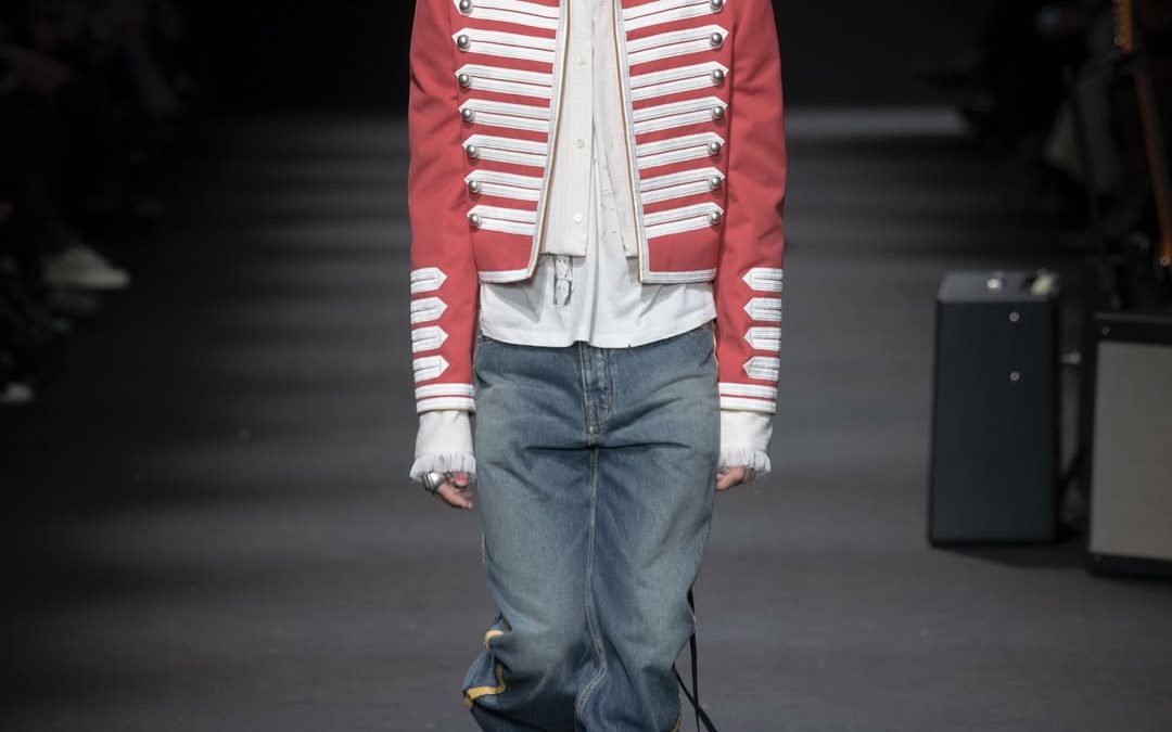 Il ritorno della Napoleon Jacket: una tendenza già virale, sintomo di un sentimento di restaurazione 