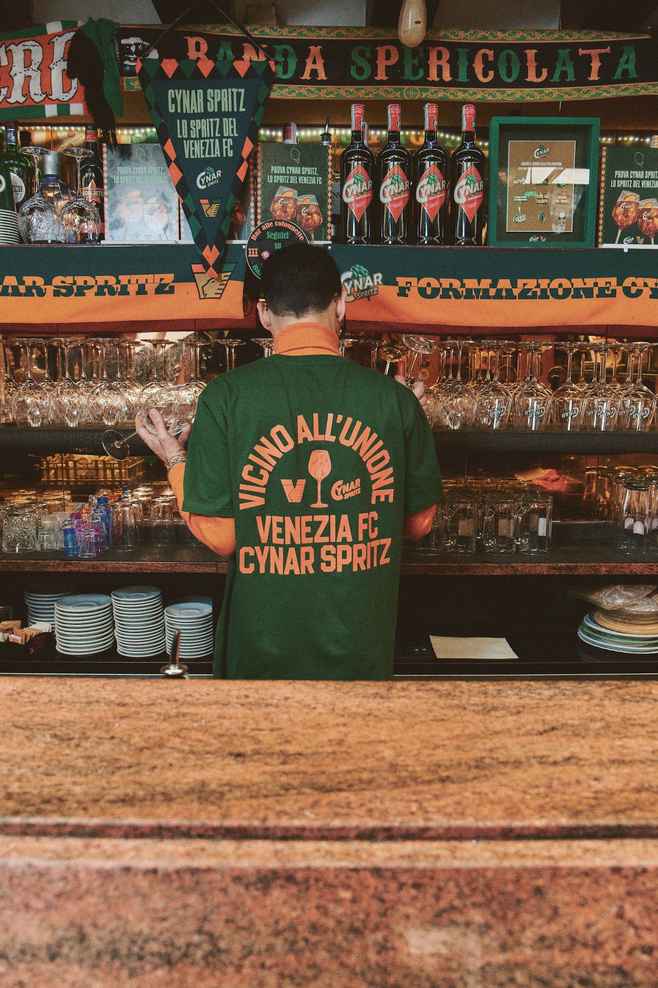 Bacaro Veneziano decorato con pezzi della Collezione Cynar e Venezia FC