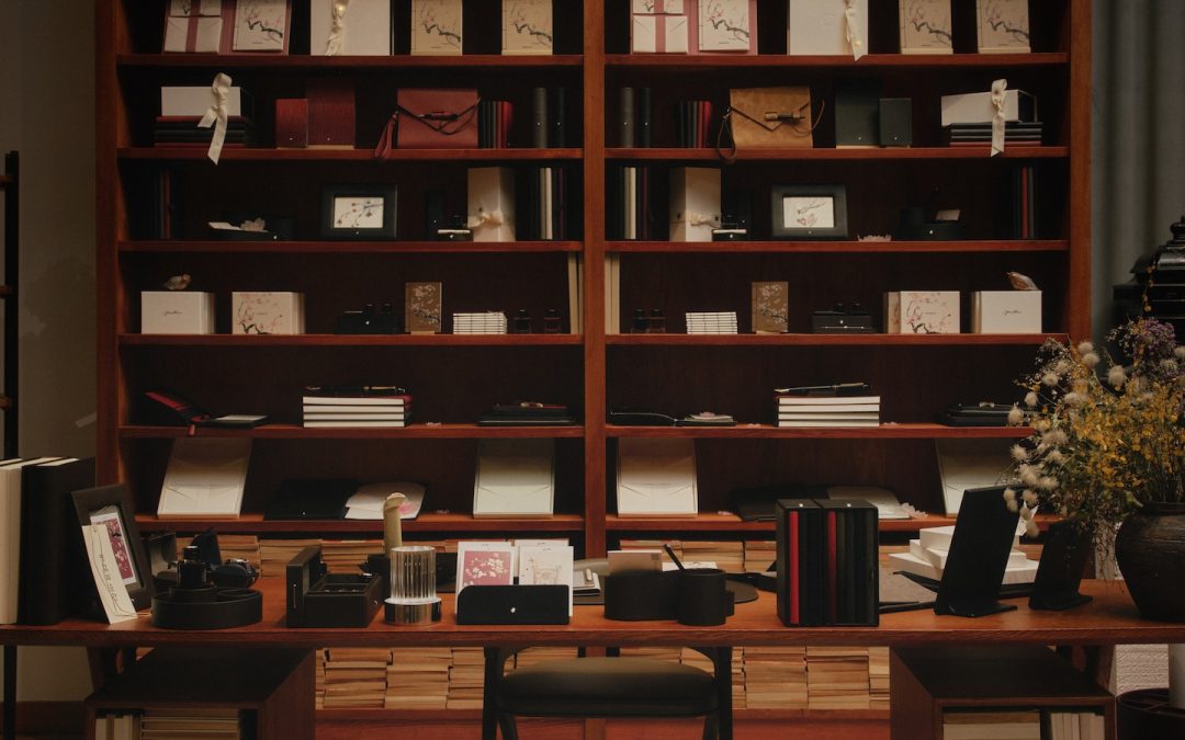 Montblanc FW26: il viaggio della pelletteria tra scrittura, narrazioni visive e artigianato