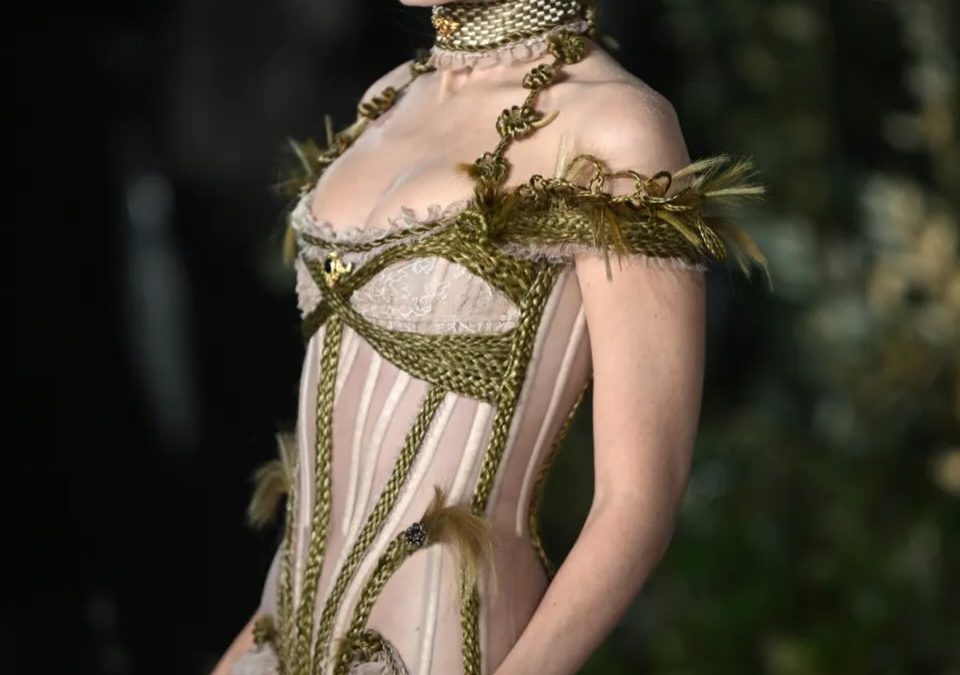 Margot Robbie e il method dressing: tutti i look del press tour di “Cime Tempestose”