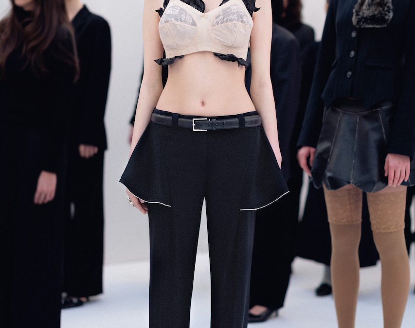 “The Female Gaze”: l’universo femminile di Avavav FW26/27 si gioca nello scarto tra guardare ed essere guardate