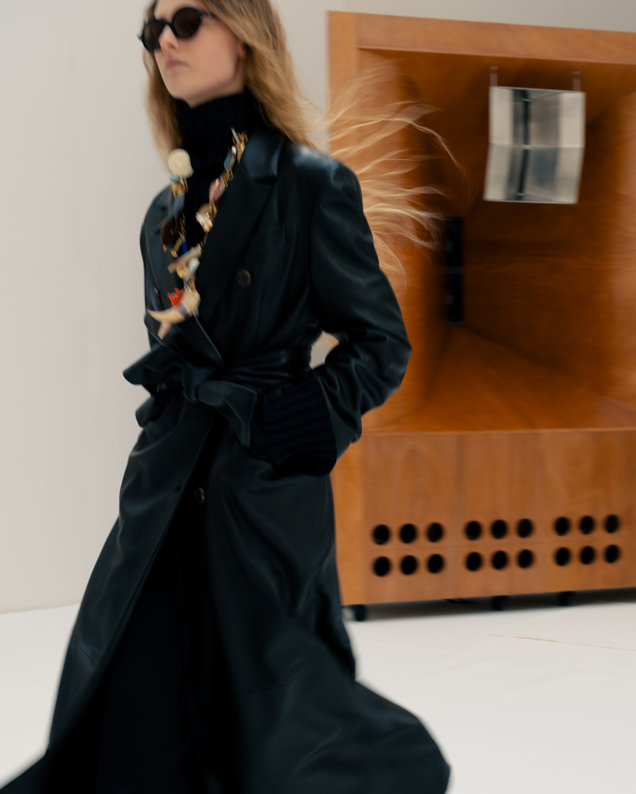 Il vestire come atto intuitivo: la collezione di Celine FW 2026 è un mix equilibrato di contraddizioni e carattere 