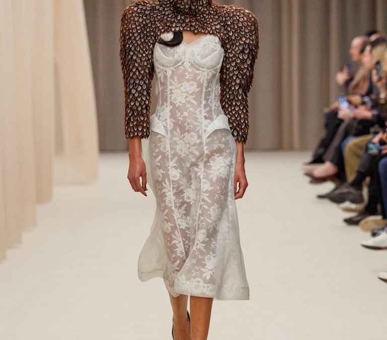 Performance e paranoia: McQueen fw 2026 e la caduta delle maschere esistenziali 