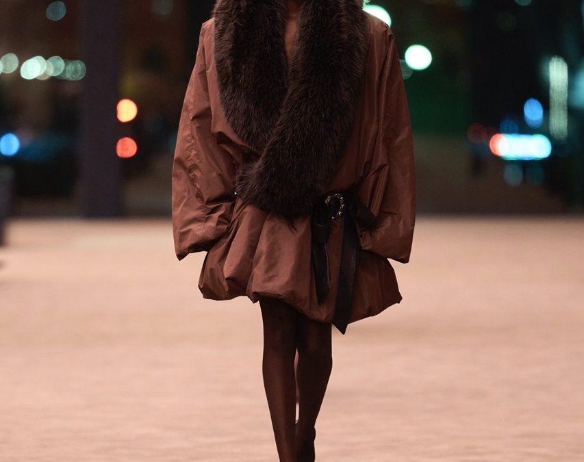 Vulnerabilità urbana: la collezione Saint Laurent FW 2026 e i linguaggi dell’intimità 