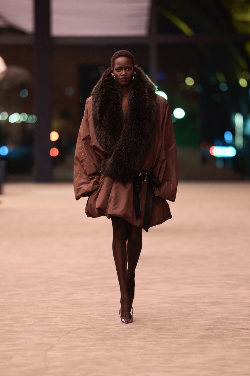 Vulnerabilità urbana: la collezione Saint Laurent FW 2026 e i linguaggi dell’intimità