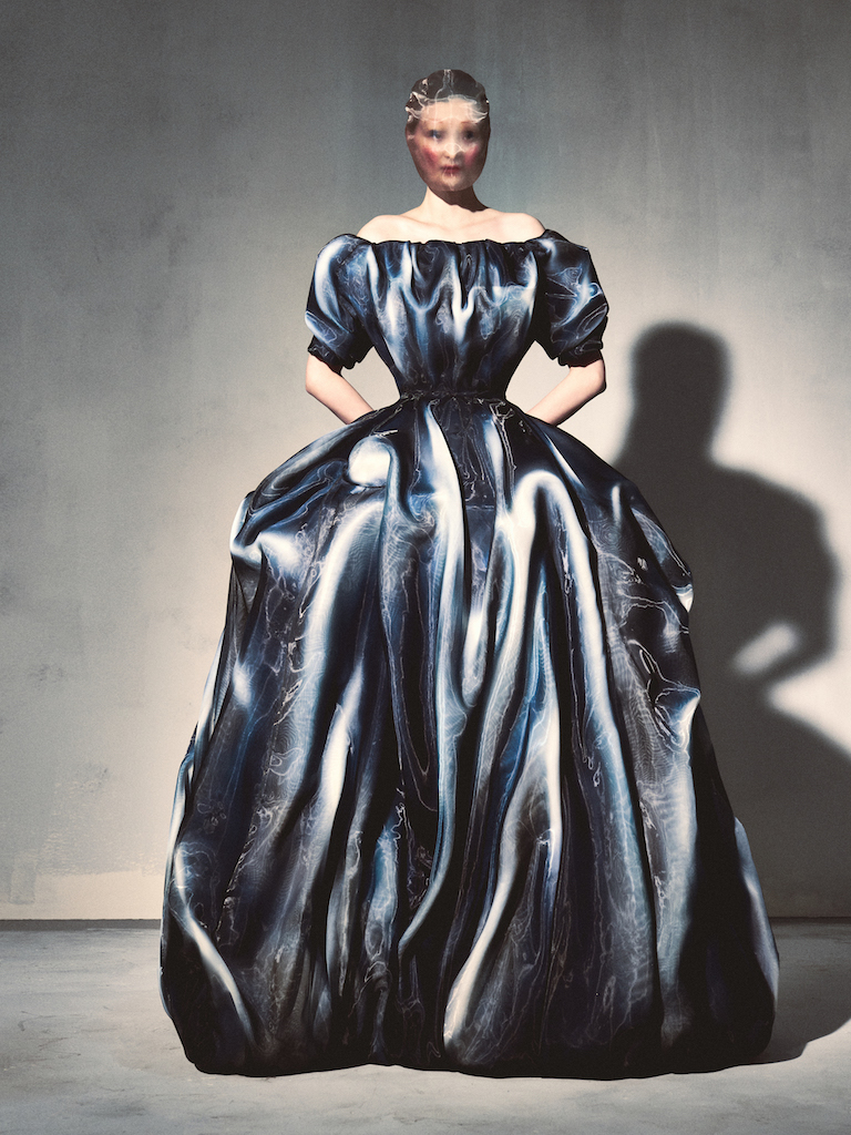 Maison Margiela sfila a Shanghai: lo show fw 2026 fra i container navali riscopre i codici indentitari del brand