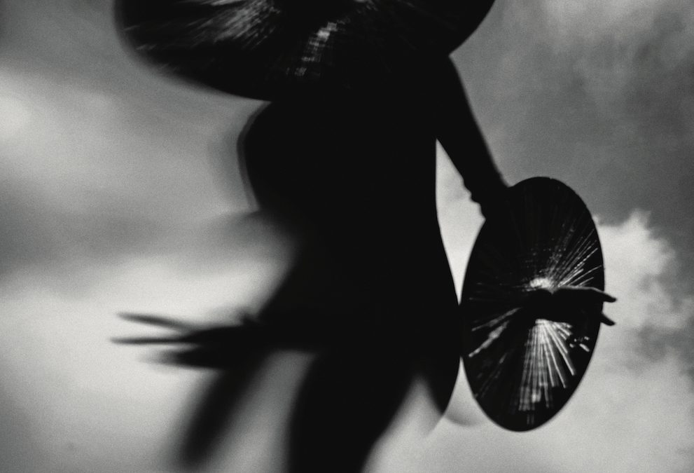 “Schiaparelli. Anglomaniac”: il dialogo tra moda e arte secondo la maison francese