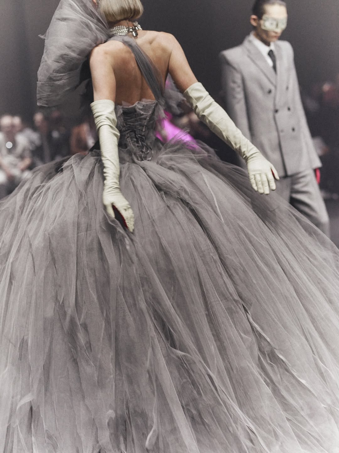 “L’orchestra suona, il mondo affonda” e la moda che fa?