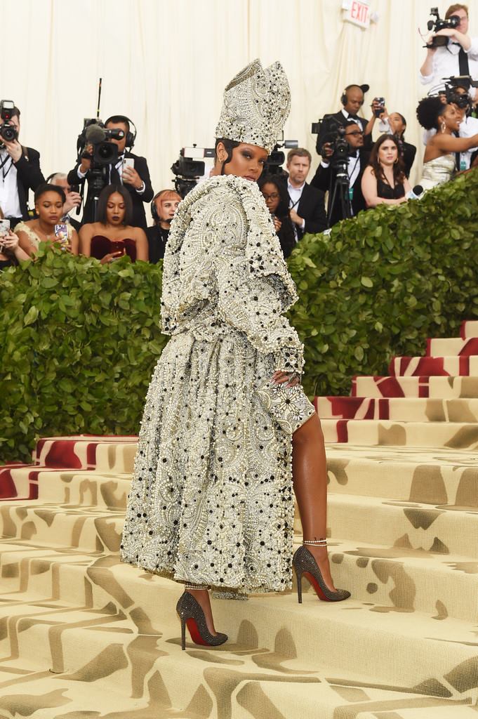 La sera del primo lunedì di maggio si svolge, come da tradizione, il Met Gala. Attesissimo, l’evento evidenzia lo splendore del sistema moda, affascinando da sempre il grande pubblico.