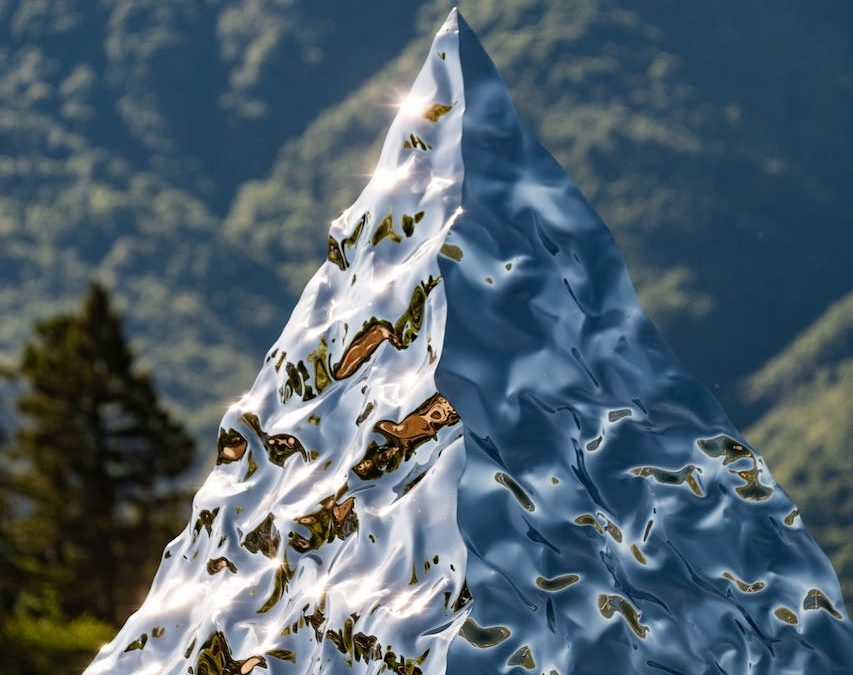 Sul lago luccica: le sculture di Helidon Xhixha in mostra al Lago Maggiore
