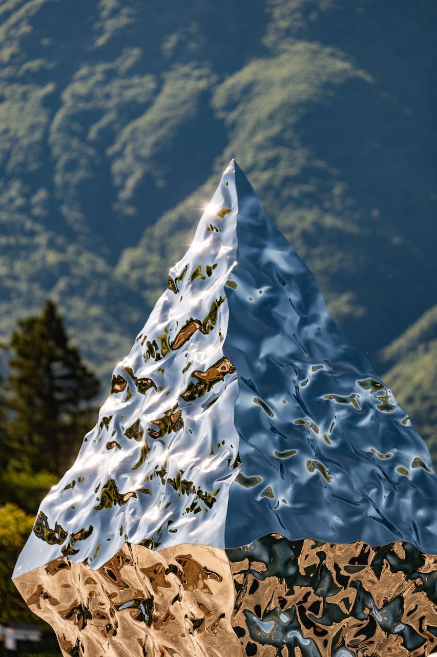Sul lago luccica: le sculture di Helidon Xhixha in mostra al Lago Maggiore