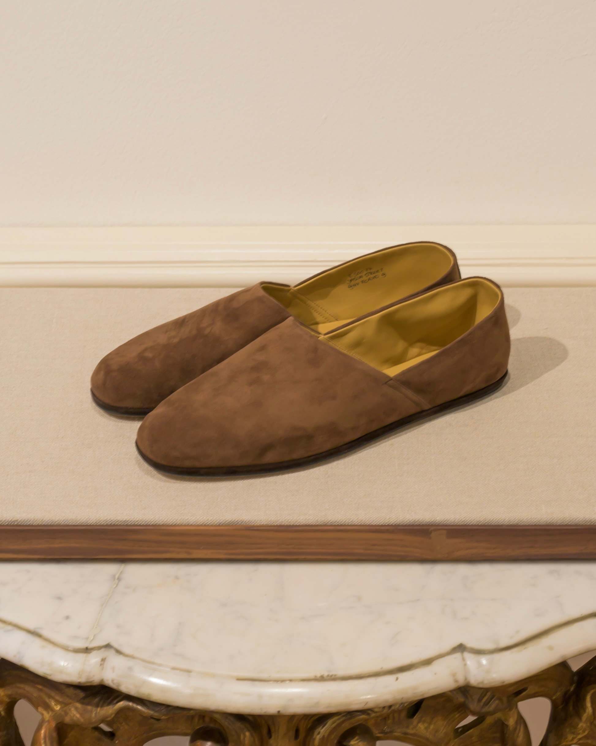 Church’s SS27: i rituali domestici dell’eleganza a Milano Men’s Fashion Week