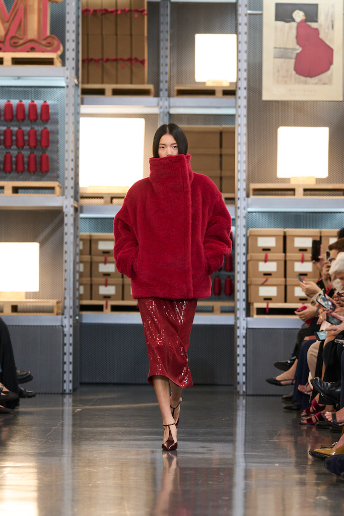 Max Mara resort 2027: dinamismo funzionale e la mostra “The Max!”  