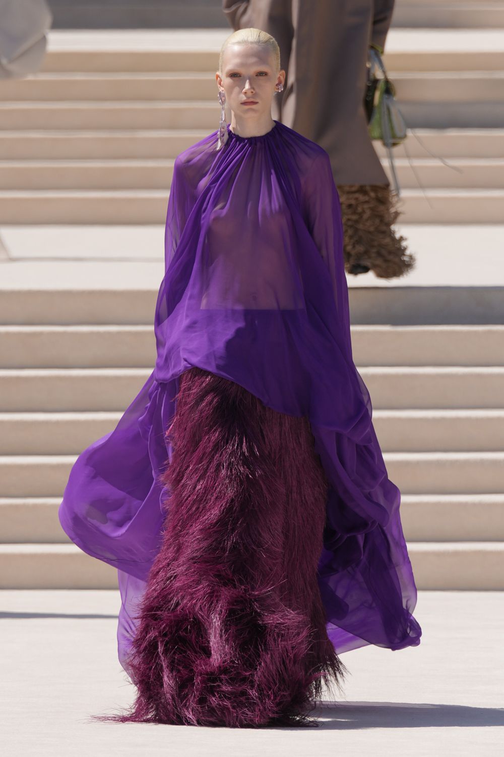 L’architettura emotiva dell’abito: il debutto di Pierpaolo Piccioli nell’Haute Couture di Balenciaga