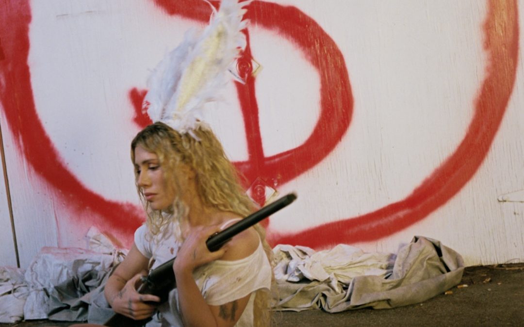 Slayyyter e il sogno decadente della provincia americana: chi è la nuova anti-diva della musica elettro-pop 