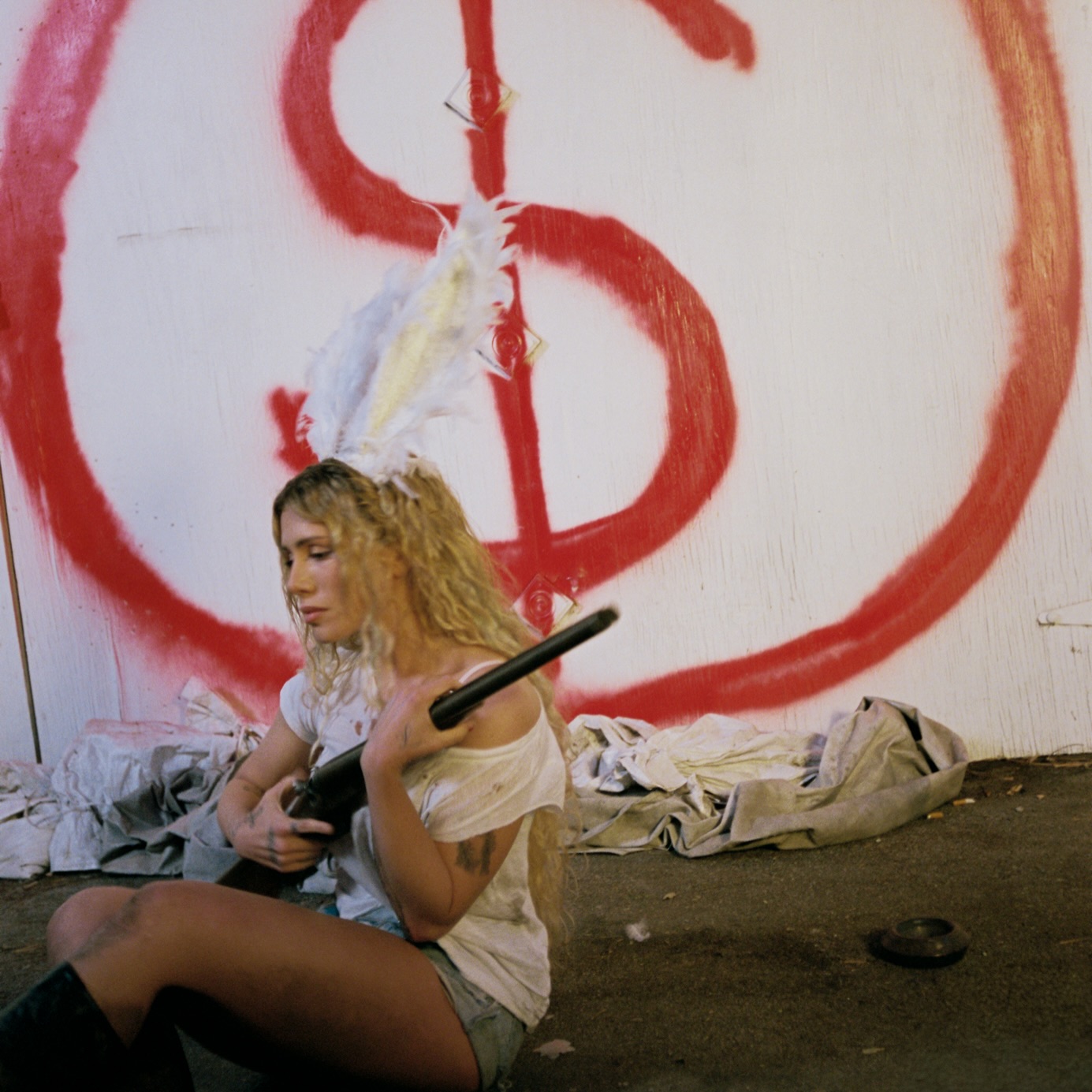 Slayyyter e il sogno decadente della provincia americana: chi è la nuova anti-diva della musica elettro-pop