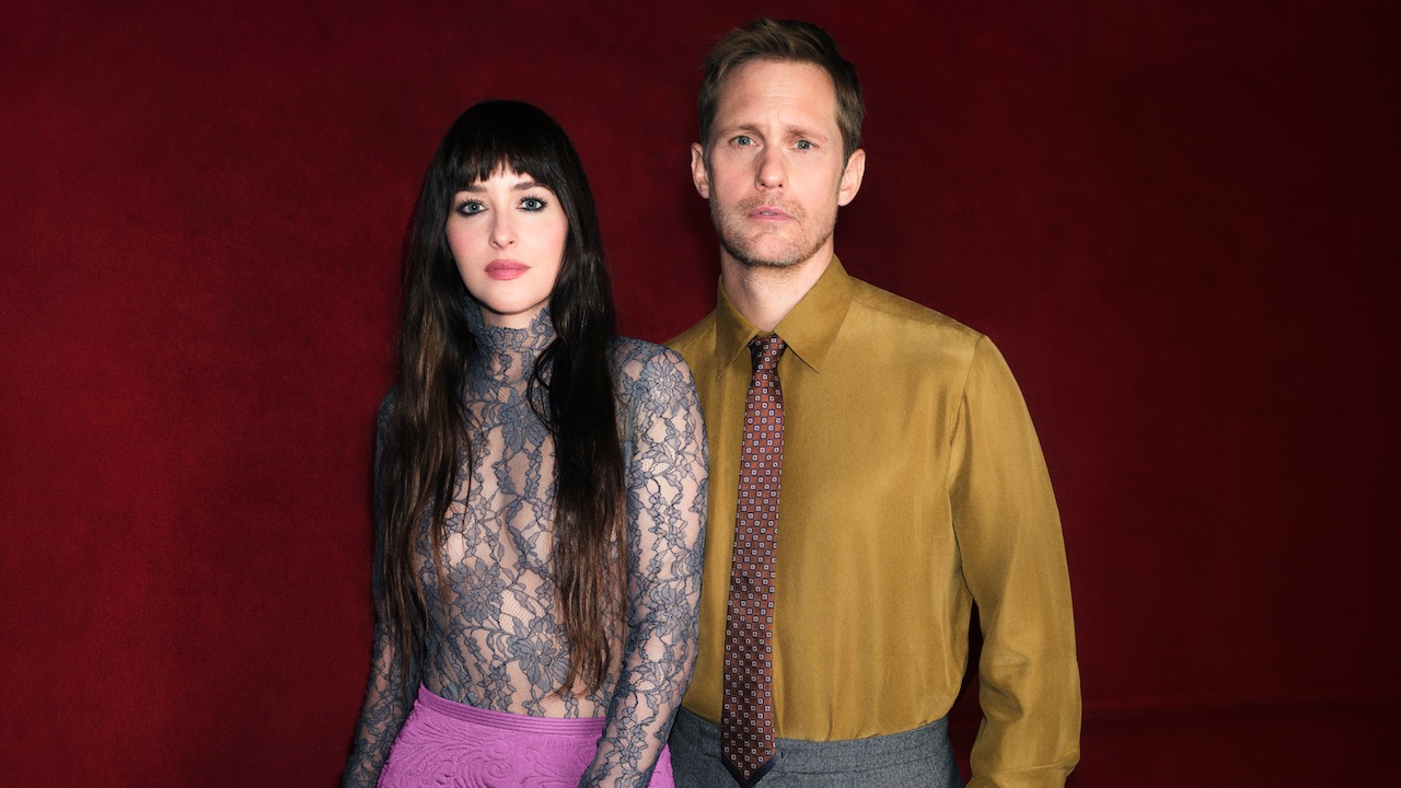 Valentino Beauty: Dakota Johnson e Alexander Skarsgård sono i volti del nuovo capitolo olfattivo