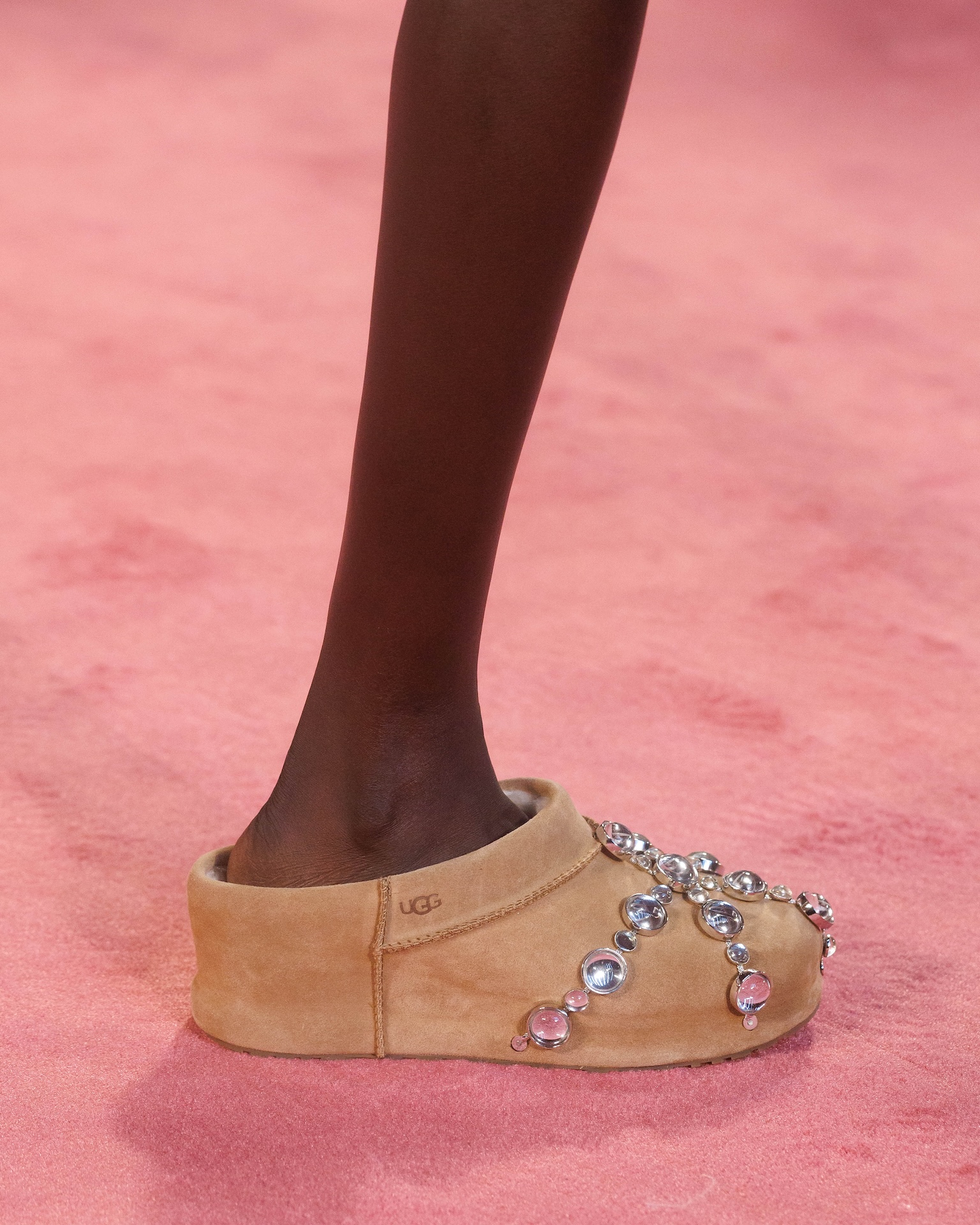 UGG® Enwrap Clog sfilata Blumarine