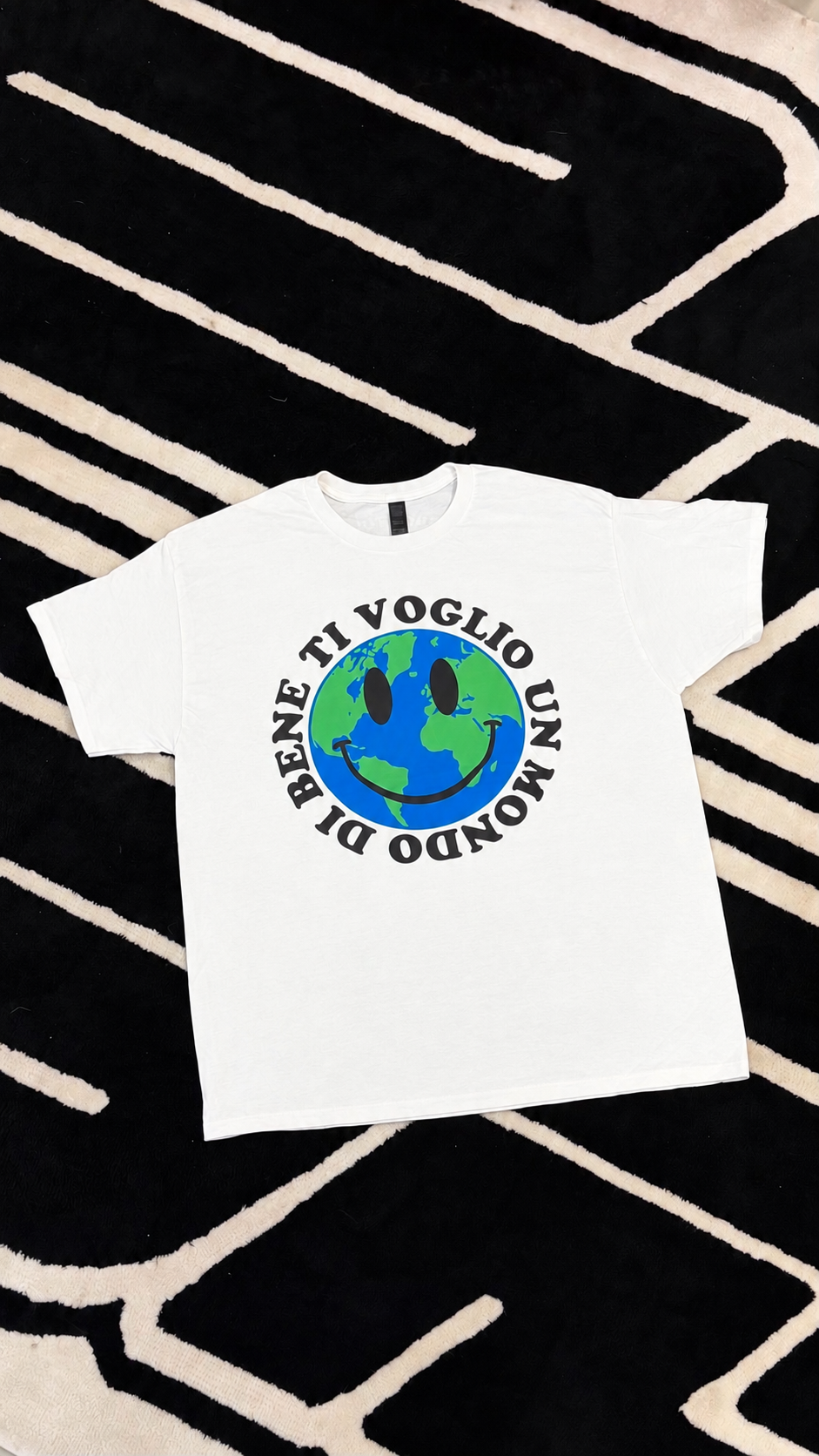 T-shirt Ti Voglio Un Mondo Di Bene creata dalla collaborazione fra Burro Studio e Milangeles