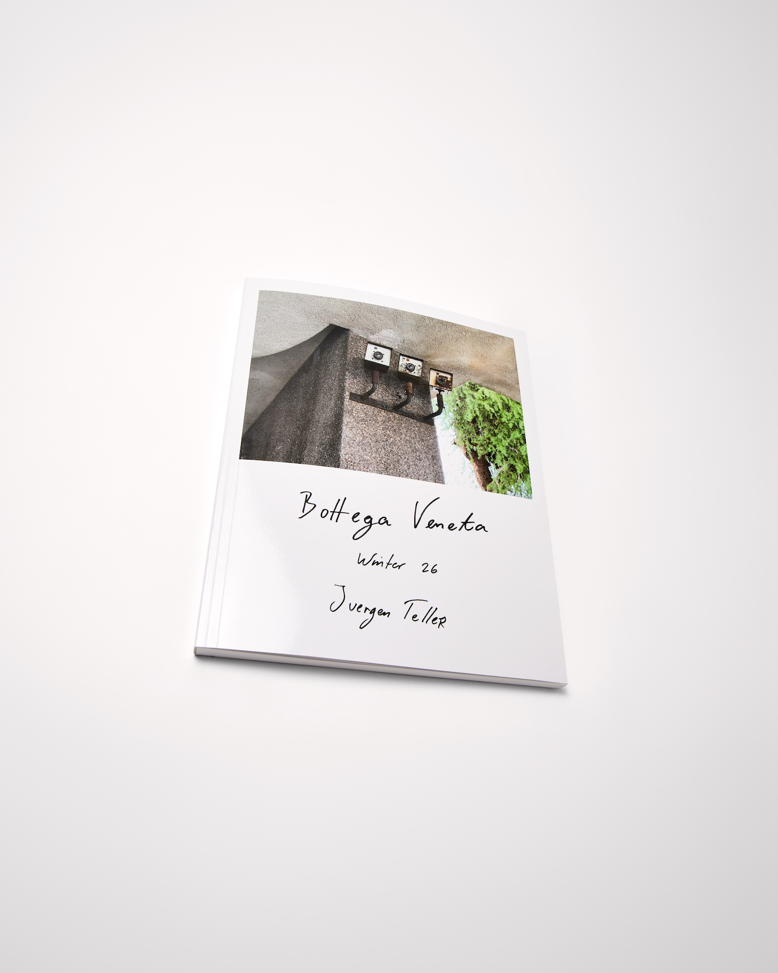 Bottega Veneta presenta la fanzine Winter 2026 firmata Juergen Teller