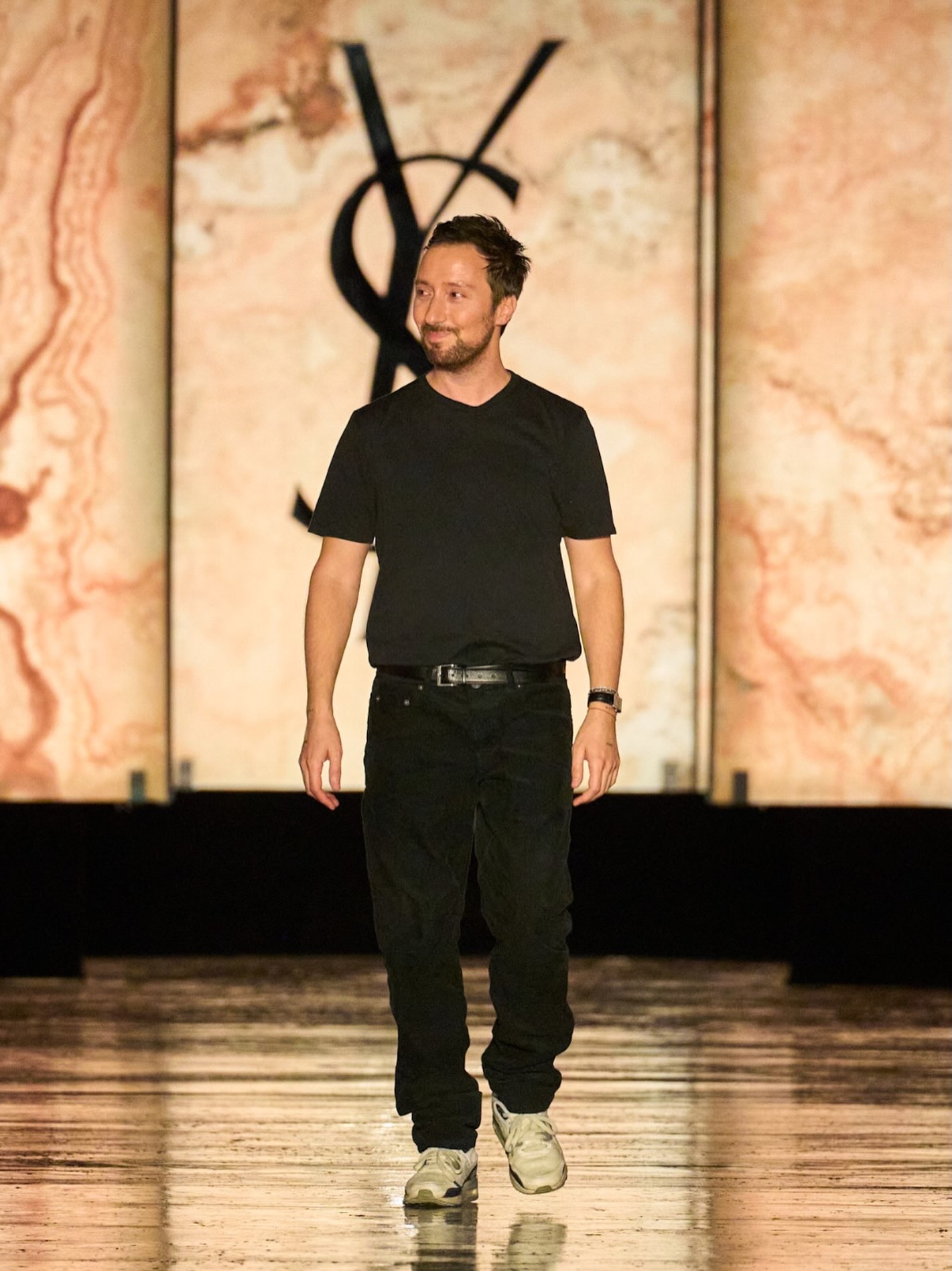 Anthony Vaccarello lascia Saint Laurent: la sua indimenticabile direzione creativa riassunta in dieci show